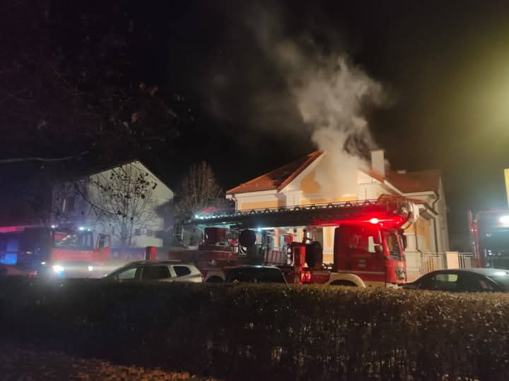  Un incendiu a afectat casa fostului patron de la Hotel Coroana din Piața Petru Rareș din Bistrița. FOTO