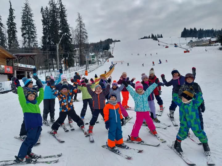  Bucuria copilăriei micuților de la Piatra Fântânele pe pârtia de schi! FOTO