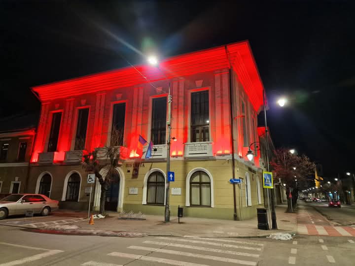  Clădirea Primăriei Bistrița, iluminată în roșu, pentru a marca Ziua Europeană a Numărului de Urgență 112