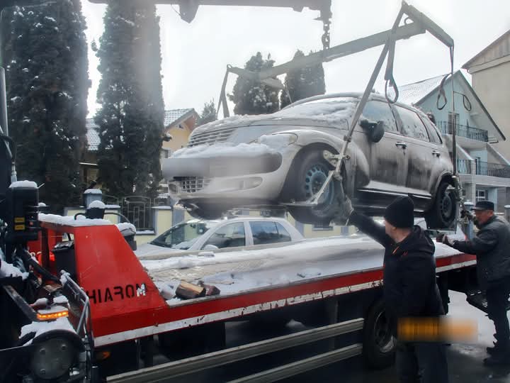  Actiuni de ridicare a vehiculelor abandonate pe domeniul public continuă la Bistrița. FOTO