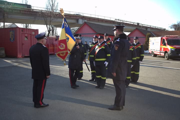  Noul inspector șef al ISU Bistrița – Năsăud a primit comanda unității și Drapelul de Luptă. FOTO