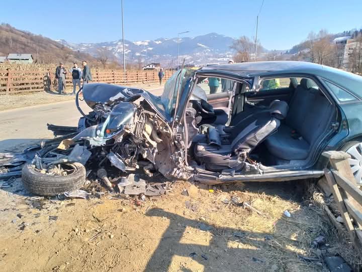  Accident rutier grav la Rodna! O tânără de 20 de ani a rămas blocată în autoturism. FOTO