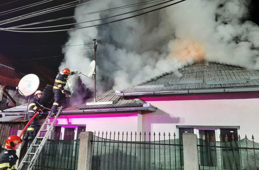  Incendiu la acoperișul unei case de locuit din Braniștea. FOTO