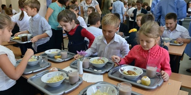  Bistrița-Năsăud: Programul „Masă sănătoasă” pentru peste 10.000 de elevi din 26 de școli