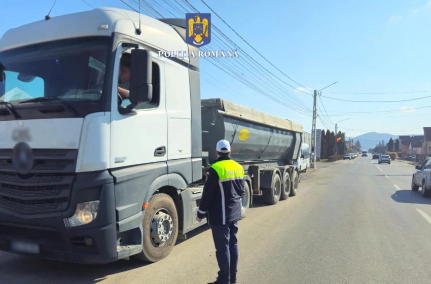  Camioane și autobuze, oprite în trafic, de polițiștii bistrițeni. FOTO