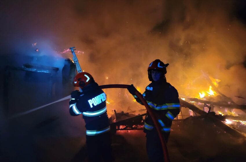  Incendiu la o casă de locuit din Buduș! Un bărbat de 70 de ani, cu arsuri de gradul I, a fost preluat de paramedici
