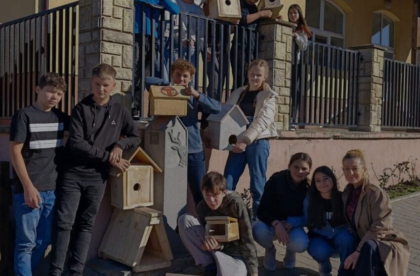  Copii din două școli au creat indicatoare pentru drumeții de pe Via Transilvanica. FOTO