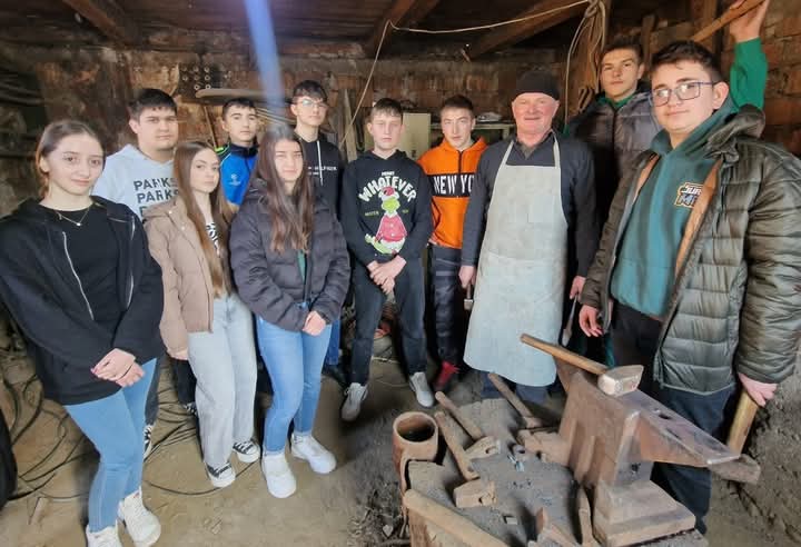  Atelier cultural-educativ inedit la fierăria meșterului Dumitru Trif din Șieuț. FOTO