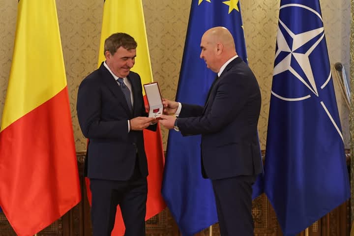  Gheorghe Hagi a fost decorat astăzi cu Ordinul Național „Steaua României” în grad de cavaler pentru întreaga sa carieră. FOTO