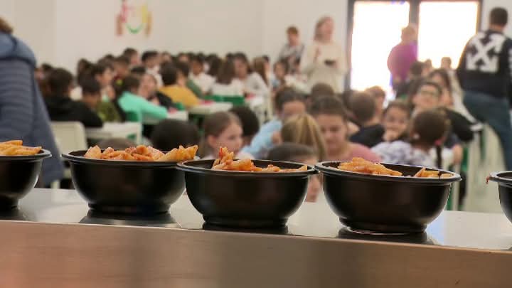  Masă caldă pentru 959 de elevi din școliile din municipiul Bistrița