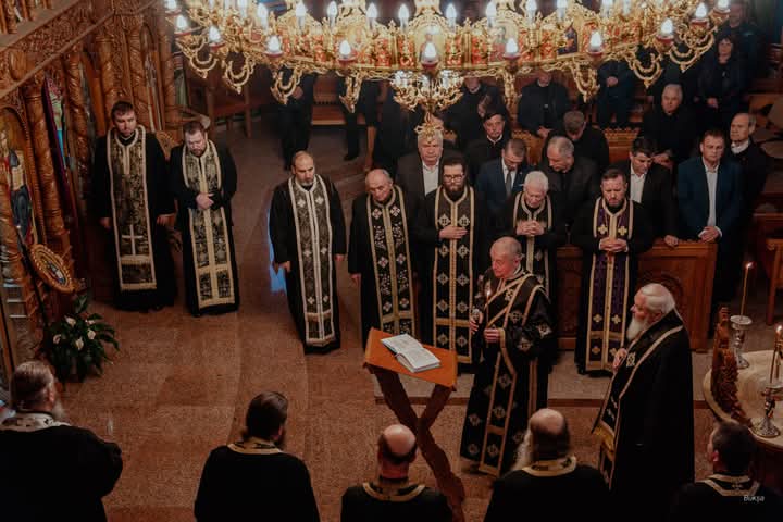  Mitropolitul Andrei a deschis ciclul serilor duhovnicești din Postul Mare la Beclean. FOTO