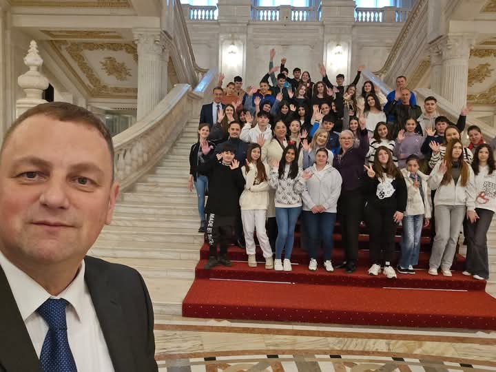  Cristian Nicula: Un grup de elevi în vizită la Palatul Parlamentului