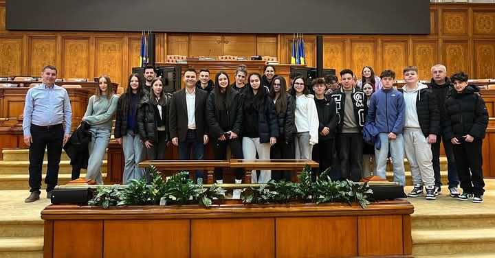  Deputatul Daniel Suciu a primit la Parlament un grup de elevi din Bistrița. FOTO