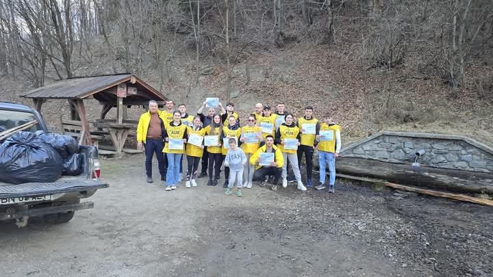  Tinerii din AUR Bistrița-Năsăud au marcat Ziua Mondială a Apei printr-o acțiunea de ecologizare pe Valea Bârgăului. FOTO