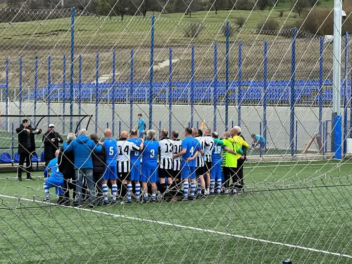  Echipele de Legendă ale Gloriei Bistrița și Universității Cluj s-au reunit pentru un meci la Baza Sportivă „Gloria”. FOTO