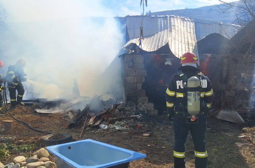  Incendiu izbucnit la două anexe gospodărești din Ciceu Giurgești