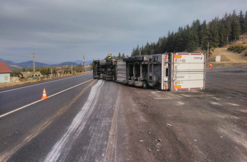  Accident rutier în această dimineață la Piatra Fântânele. Un autocamion frigorific s-a răsturnat!
