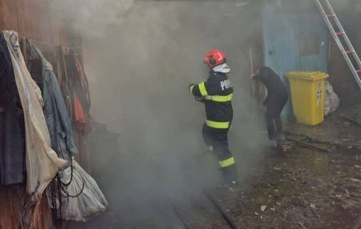  Incendiu izbucnit la un grad din Rebrișoara. FOTO