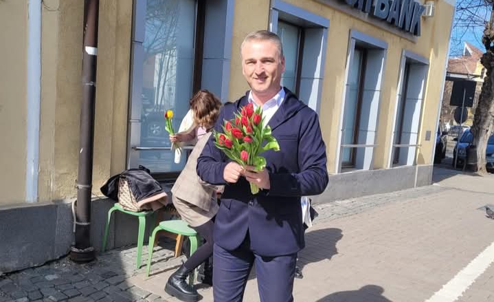  Prefectul Teofil Cioarbă: La mulți ani, mamă, soție, bunică, soră, prietenă! Vă iubim !