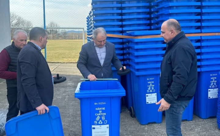  A început distribuirea pubelelor albastre către cetățenii din mediul urban și rural. FOTO