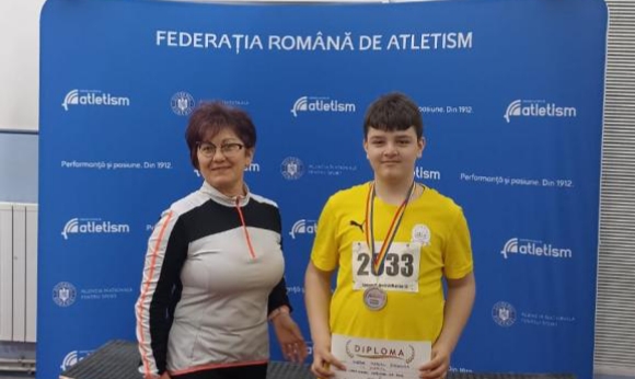  Andrei Simionca de la LPS Bistrița, medalie de bronz la aruncarea greutății la Campionatul Național de Sală pentru copii