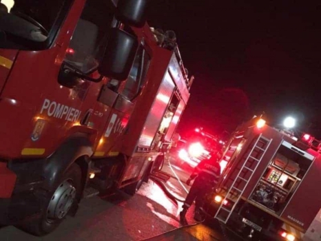  Un incendiu puternic a izbucnit azi noapte la o casă de locuit din Budacu de Sus