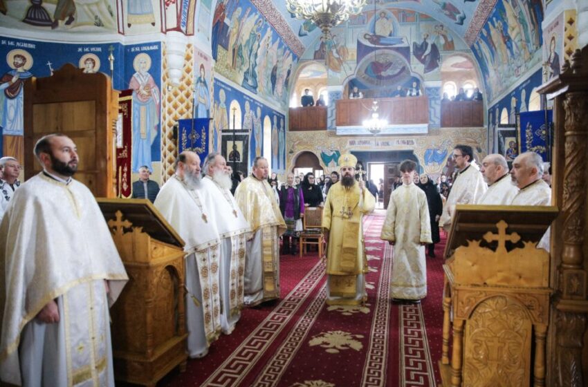  Preasfințitul Părinte Benedict Bistrițeanul a slujit duminică în  Biserica Ortodoxă din Bichigiu, satul natal al Sfântului Atanasie Todoran
