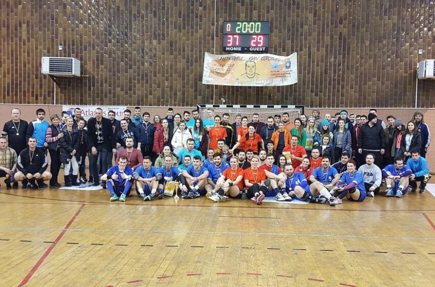  Iubitori ai handbalului din 3 județe își dau întâlnire la Bistrița, la Turneul de Handbal Mixt