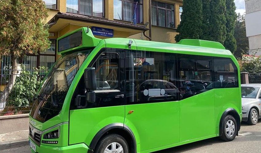  O firmă din București livrează microbuze electrice de 7,8 mil. lei către 8 școli din Bistrița-Năsăud