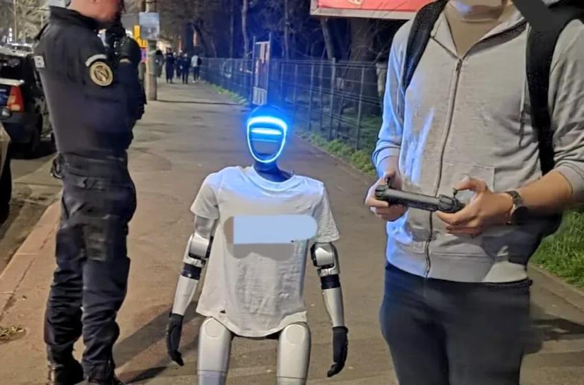  Prezență inedită la mitingul pro-european de la București. Un robot s-a plimbat printre oameni și a făcut poze cu ei
