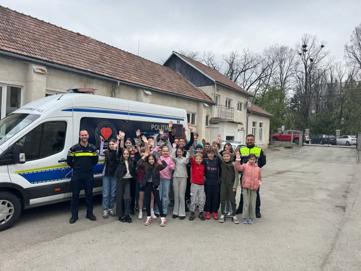  Acțiune preventivă a polițiștilor bistrițeni cu elevii de la CN „Andrei Mureșanu”. FOTO