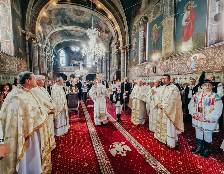  Binecuvântare arhierească pentru bistrițeni, în a doua zi de Paști, la Biserica de la Coroana. FOTO/VIDEO