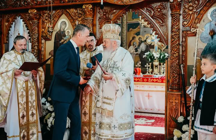  Prefectul Teofil Cioarbă a primit Crucea Transilvană din partea Mitropolitului Andrei Andreicuț
