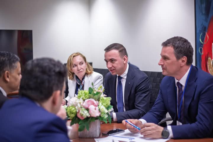  Ministrul Bogdan Ivan s-a întâlnit la Washington cu conducerea Băncii Mondiale. FOTO