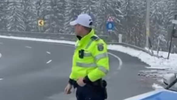  Recomandările polițiștilor pentru șoferi referitoare la circulația pe drumuri în condiții de iarnă. VIDEO