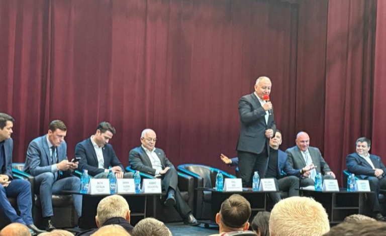  Șefii de campanie electorală ai PSD și PNL s-au întâlnit cu primarii din Bistrița-Năsăud. Aici au fost prezenți Emil Boc și Sorin Grindeanu