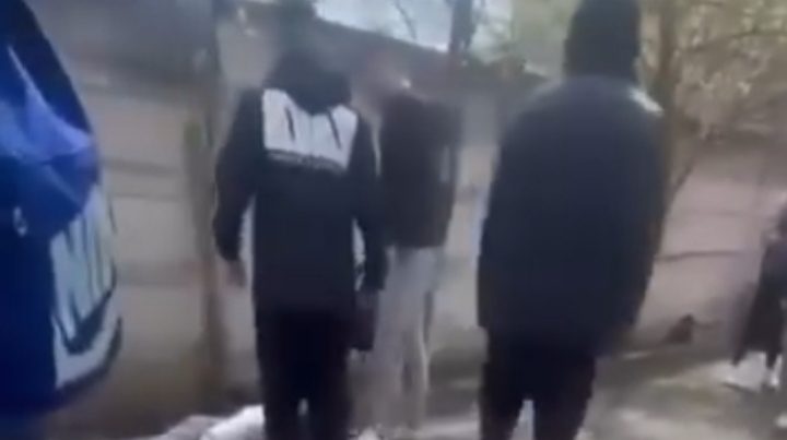  ȘOCANT! Scene de violență extremă în apropierea Colegiului National „Liviu Rebreanu”