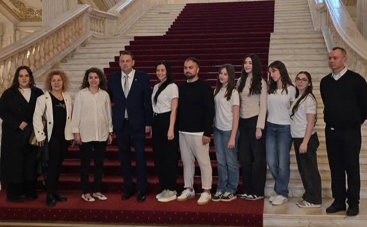  Senatorul Cristian Nicula a primit în vizită la Parlament, elevi și profesori de la Liceul Logos din Bistrița