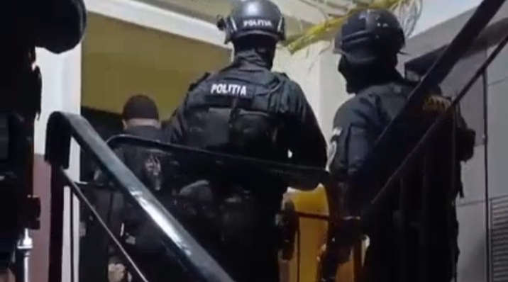  Descinderi la locuințele unor persoane cercetate pentru comiterea mai multor infracțiuni. VIDEO
