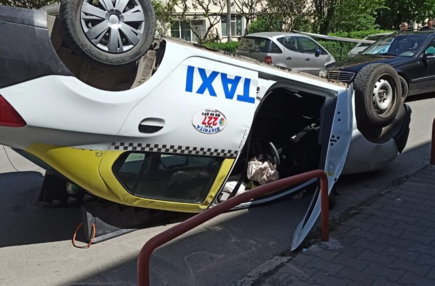 Două persoane transportate la spital, după ce un taximentru s-a răsturnat pe o stradă din Bistrița