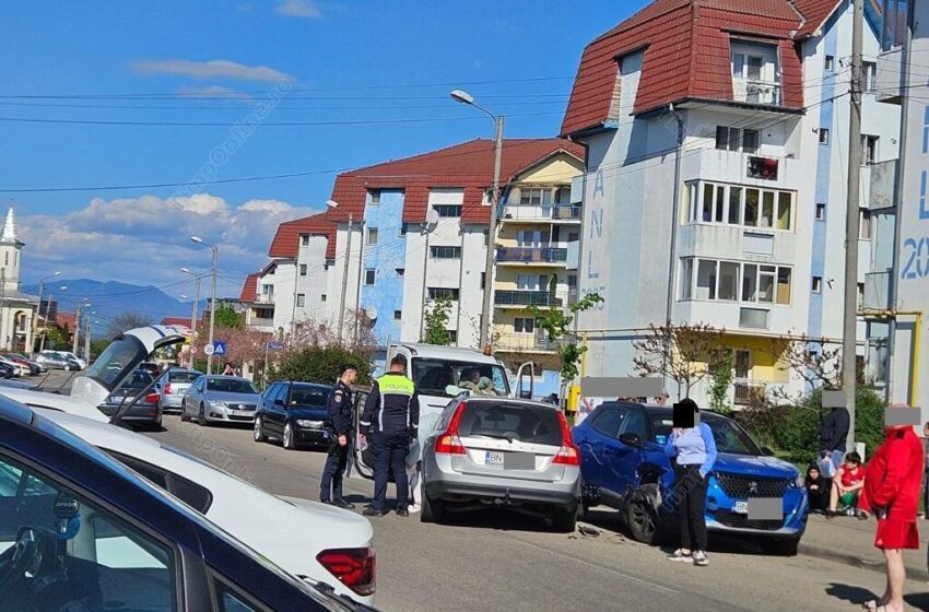  O femeie de 40 de ani, beată la volan, a lovit 3 mașini în cartierul Subcetate din Bistrița