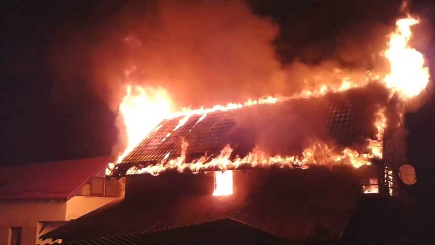  Incendiu izbucnit vineri seara la acoperișul unei case de locuit din Sângeorz-Băi