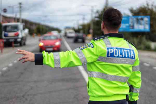  Așa ceva…Un copil de 10 ani prins la volan prin Bistrița de polițiști. Tătăl minorului a fost reținut;