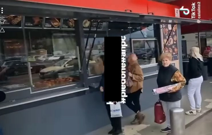  Scandal la un supermarket din Bistrița. Angajate acuzate că au luat mâncarea din tomberon