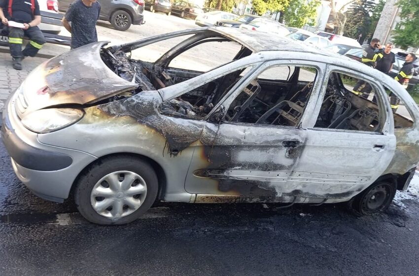  Un autoturism a luat foc sâmbătă pe Bulevardul Republicii din Bistrița