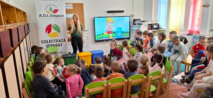  Copiii au învățat să colecteze selectiv, la sediul A.D.I. Deșeuri Bistrița-Năsăud. FOTO