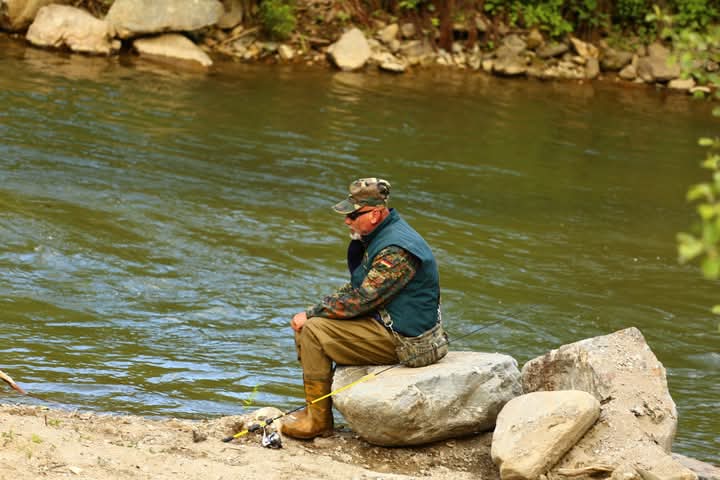  Marius Rus: Iubesc natura și pescuitul nu doar pentru plăcerea de a prinde un pește, ci și pentru că aceste experiențe sunt lecții de viață despre echilibru, răbdare și iubirea față de planetă. FOTO