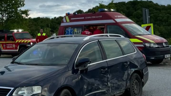  Accident cu 7 victime duminică seara la Strâmba. Un bărbat și un copil de 11 ani au ajuns la spital. FOTO