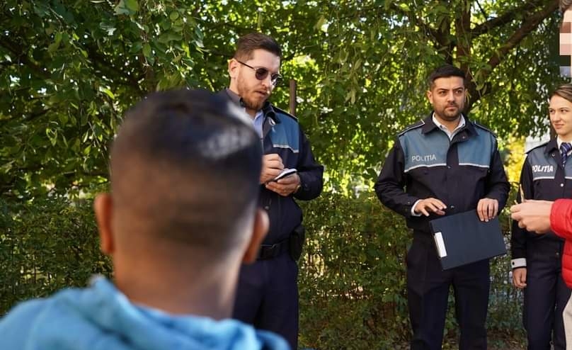  Elevi din Bistrița, prinși de polițiști în timp ce absentau de la cursuri