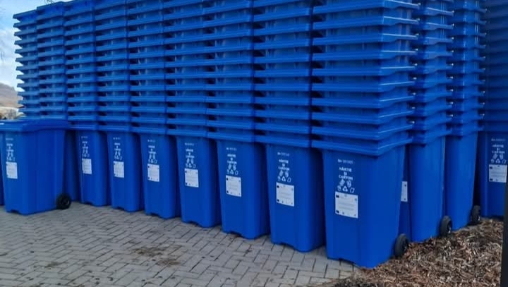  ADI Deșeuri: Începe distribuția PUBELELOR ALBASTRE în municipiul Bistrița, la poarta casei!